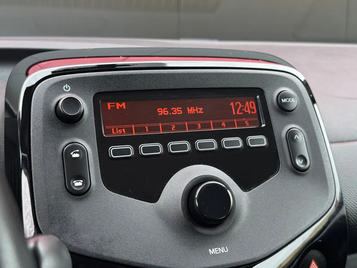 1.0 VTi Feel | Cruise Control | Bluethooth | Airco | Led | Achterbank in delen neerklapbaar | Airco | Bluetooth telefoonvoorbereiding