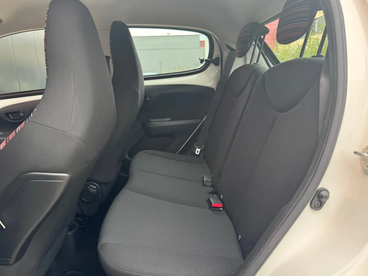 1.0 VTi Feel | Cruise Control | Bluethooth | Airco | Led | Achterbank in delen neerklapbaar | Airco | Bluetooth telefoonvoorbereiding
