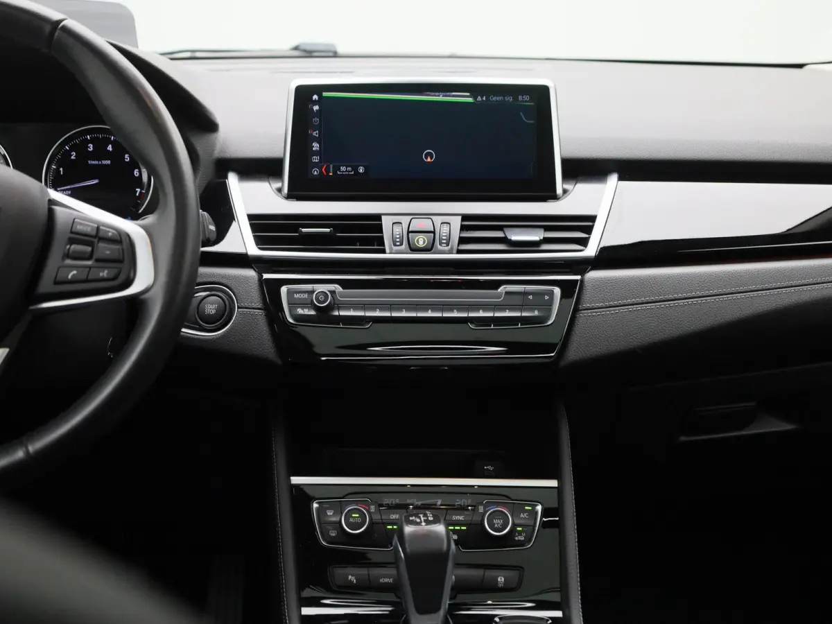 225xe iPerformance High Executive | PANORAMADAK | ELEKTRISCHE STOELEN | ACHTERUITRIJCAMERA | PARKEERSENSOREN | HEAD-UP DISPLAY | CRUISE CONTROL | ELEKTRISCHE ACHTERKLEP |
