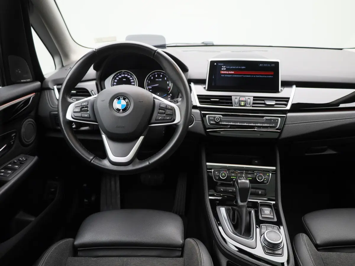 225xe iPerformance High Executive | PANORAMADAK | ELEKTRISCHE STOELEN | ACHTERUITRIJCAMERA | PARKEERSENSOREN | HEAD-UP DISPLAY | CRUISE CONTROL | ELEKTRISCHE ACHTERKLEP |