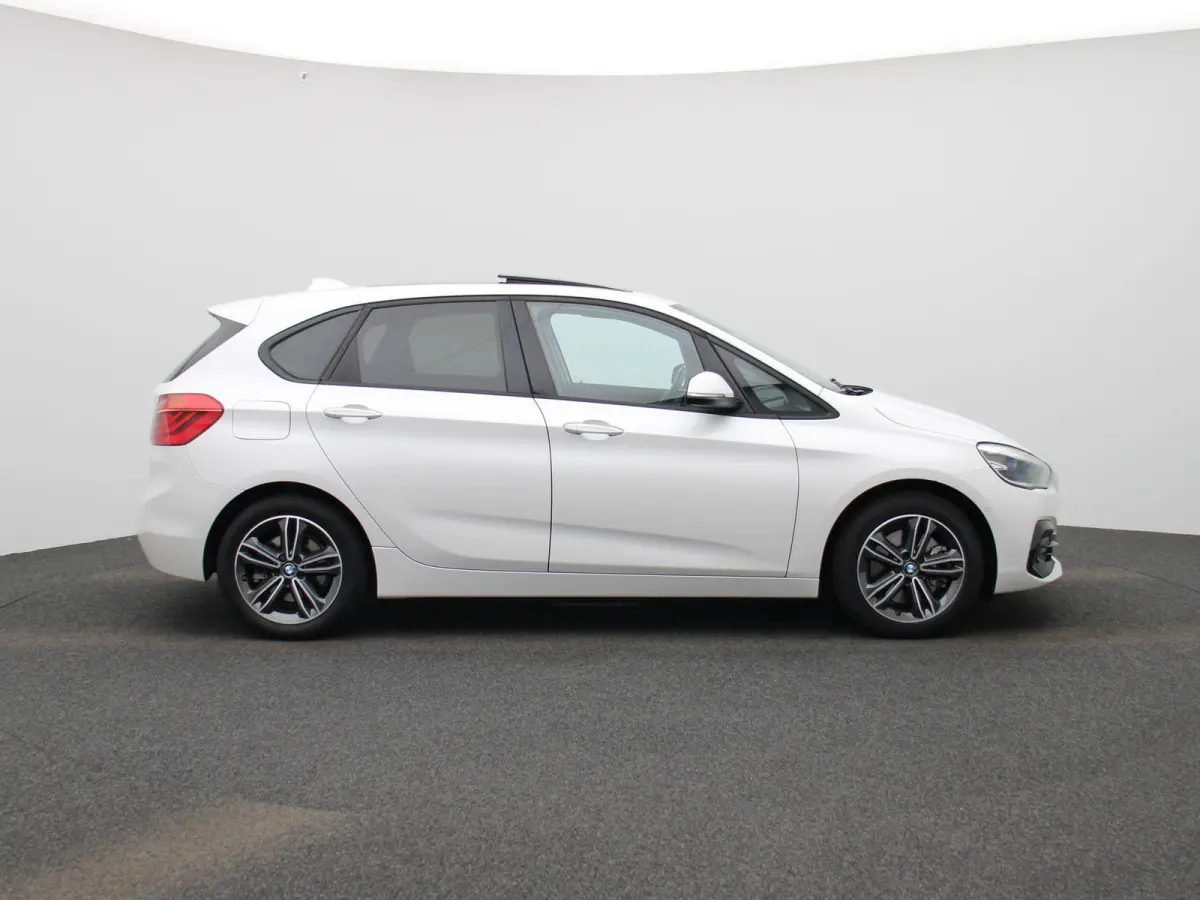 225xe iPerformance High Executive | PANORAMADAK | ELEKTRISCHE STOELEN | ACHTERUITRIJCAMERA | PARKEERSENSOREN | HEAD-UP DISPLAY | CRUISE CONTROL | ELEKTRISCHE ACHTERKLEP |