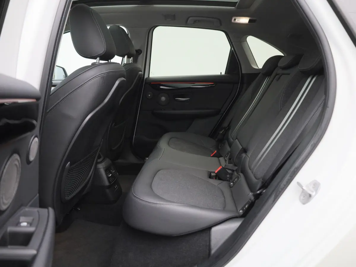 225xe iPerformance High Executive | PANORAMADAK | ELEKTRISCHE STOELEN | ACHTERUITRIJCAMERA | PARKEERSENSOREN | HEAD-UP DISPLAY | CRUISE CONTROL | ELEKTRISCHE ACHTERKLEP |