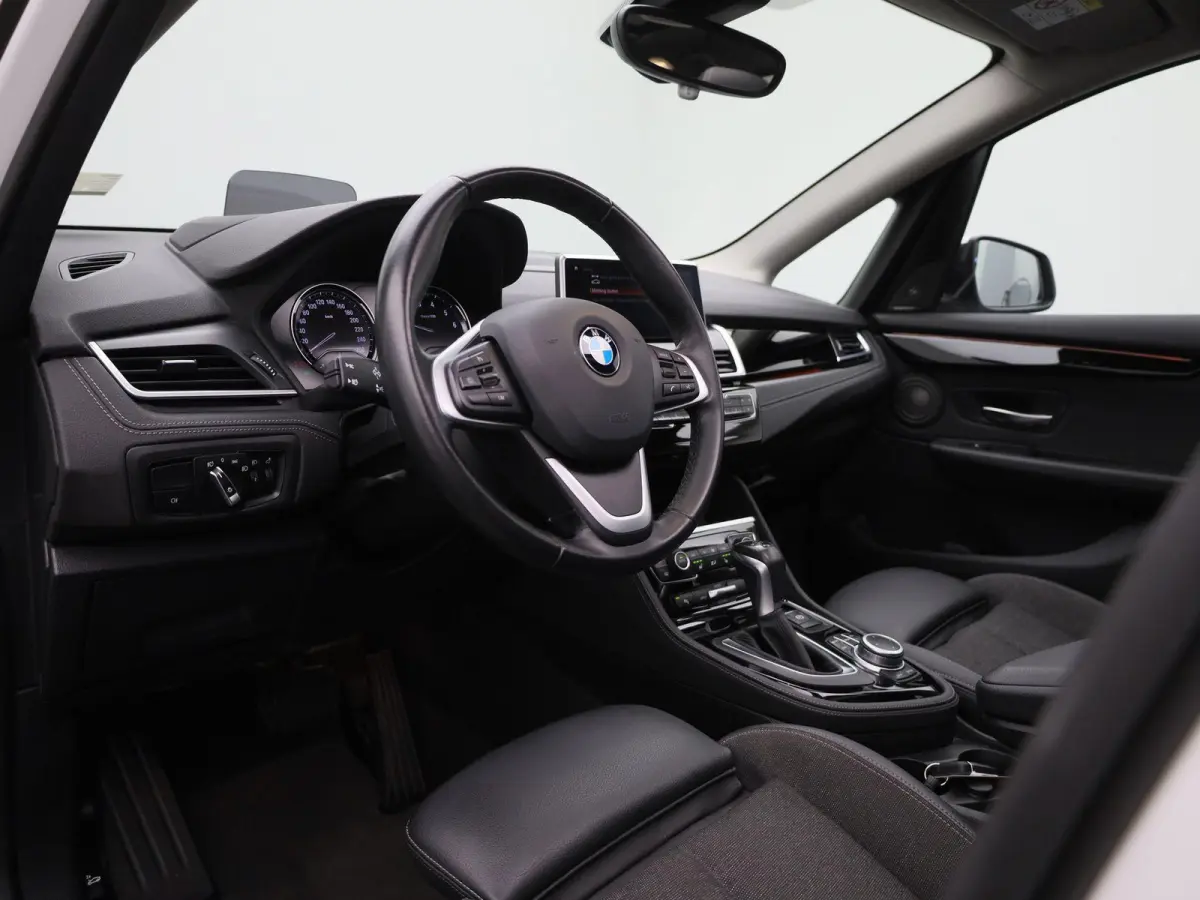 225xe iPerformance High Executive | PANORAMADAK | ELEKTRISCHE STOELEN | ACHTERUITRIJCAMERA | PARKEERSENSOREN | HEAD-UP DISPLAY | CRUISE CONTROL | ELEKTRISCHE ACHTERKLEP |