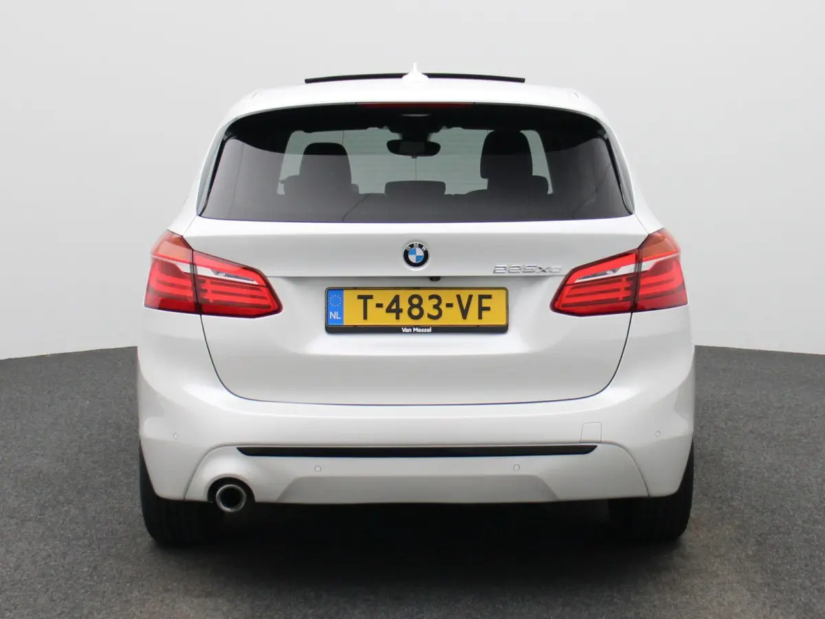 225xe iPerformance High Executive | PANORAMADAK | ELEKTRISCHE STOELEN | ACHTERUITRIJCAMERA | PARKEERSENSOREN | HEAD-UP DISPLAY | CRUISE CONTROL | ELEKTRISCHE ACHTERKLEP |
