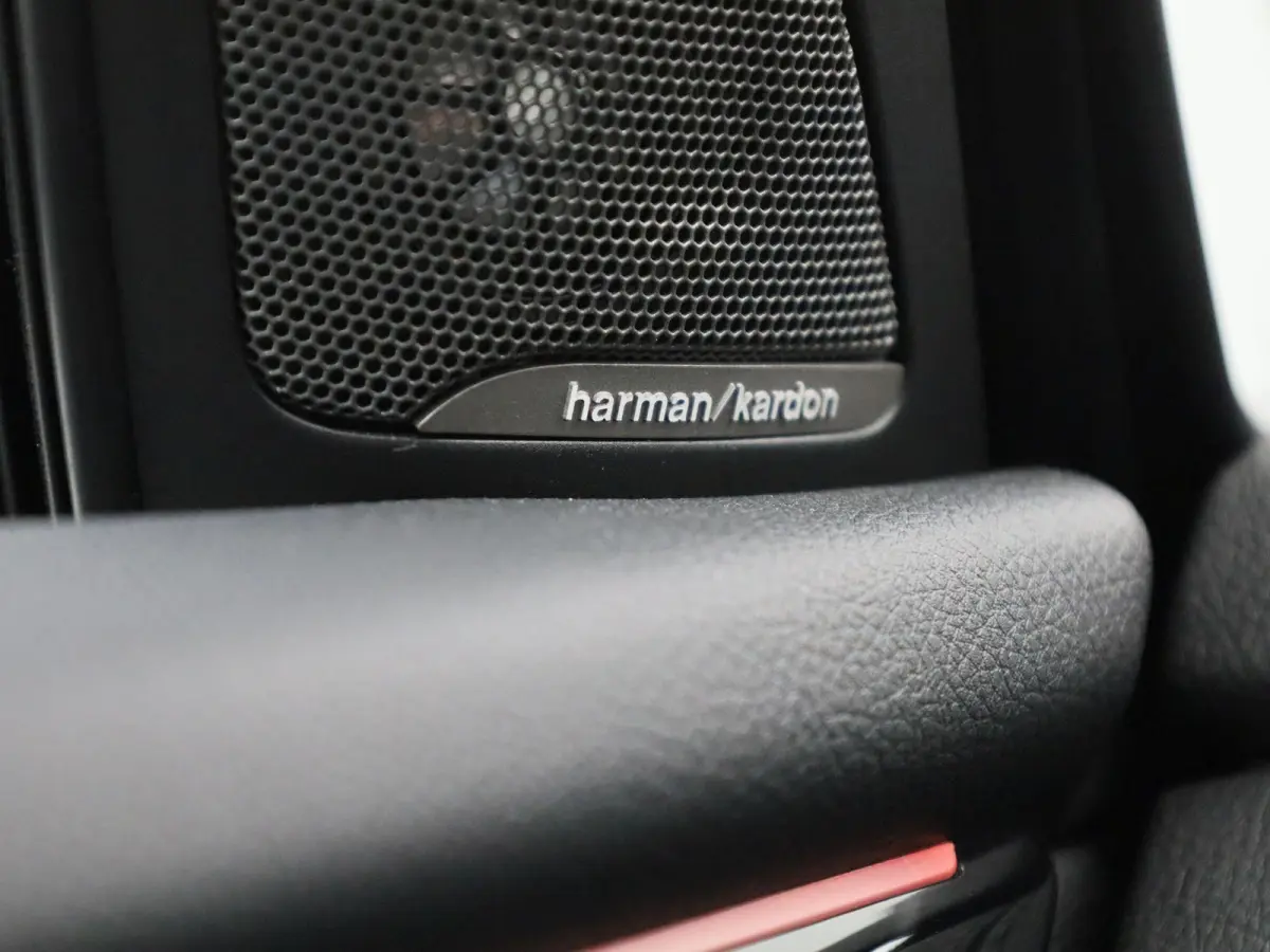 225xe iPerformance High Executive | PANORAMADAK | ELEKTRISCHE STOELEN | ACHTERUITRIJCAMERA | PARKEERSENSOREN | HEAD-UP DISPLAY | CRUISE CONTROL | ELEKTRISCHE ACHTERKLEP |