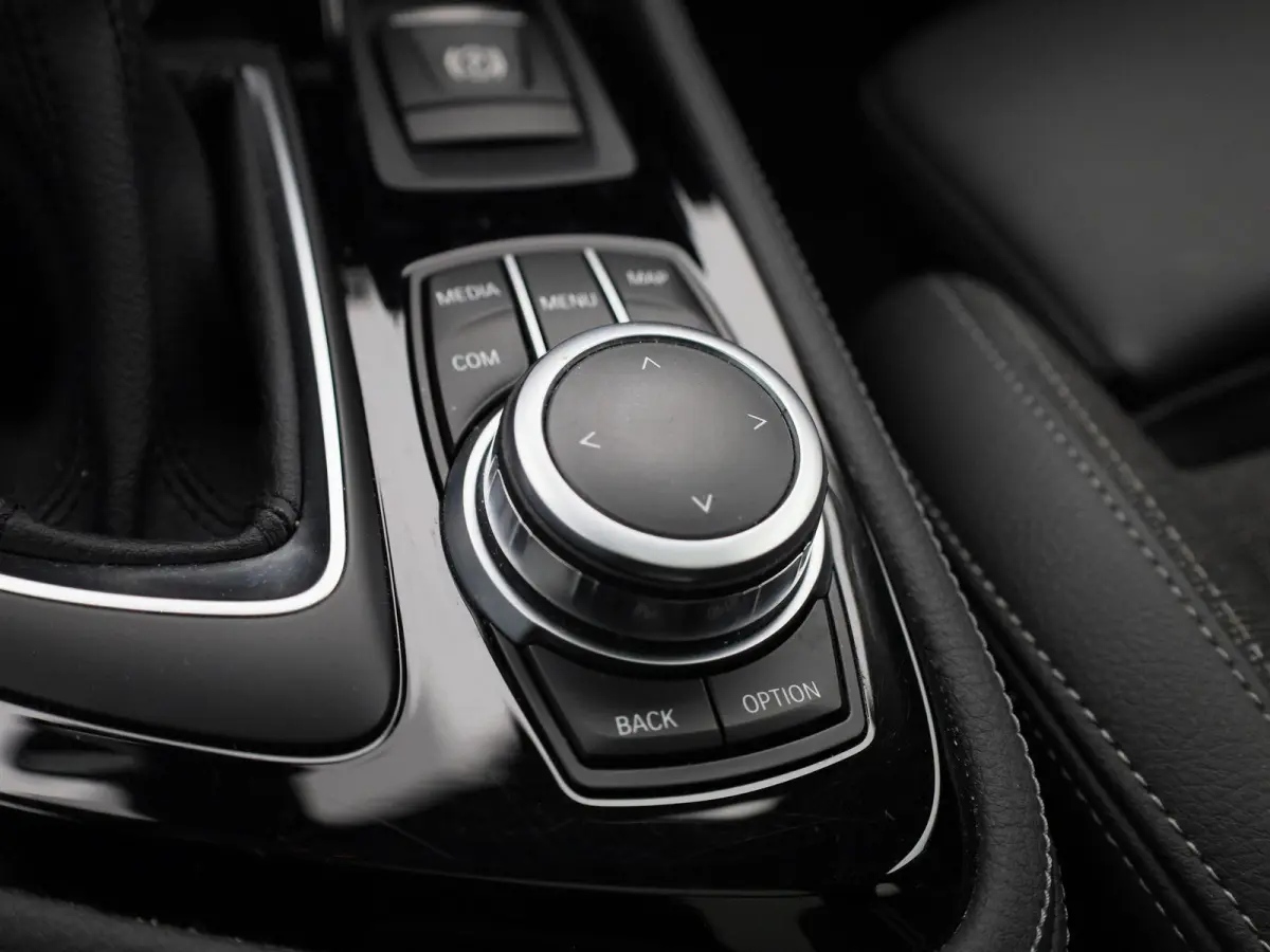 225xe iPerformance High Executive | PANORAMADAK | ELEKTRISCHE STOELEN | ACHTERUITRIJCAMERA | PARKEERSENSOREN | HEAD-UP DISPLAY | CRUISE CONTROL | ELEKTRISCHE ACHTERKLEP |