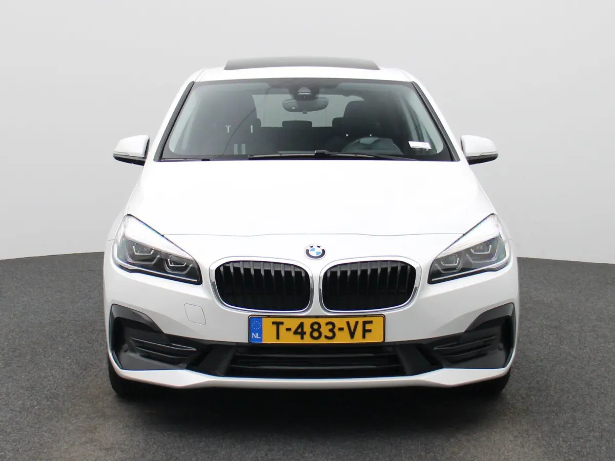 225xe iPerformance High Executive | PANORAMADAK | ELEKTRISCHE STOELEN | ACHTERUITRIJCAMERA | PARKEERSENSOREN | HEAD-UP DISPLAY | CRUISE CONTROL | ELEKTRISCHE ACHTERKLEP |