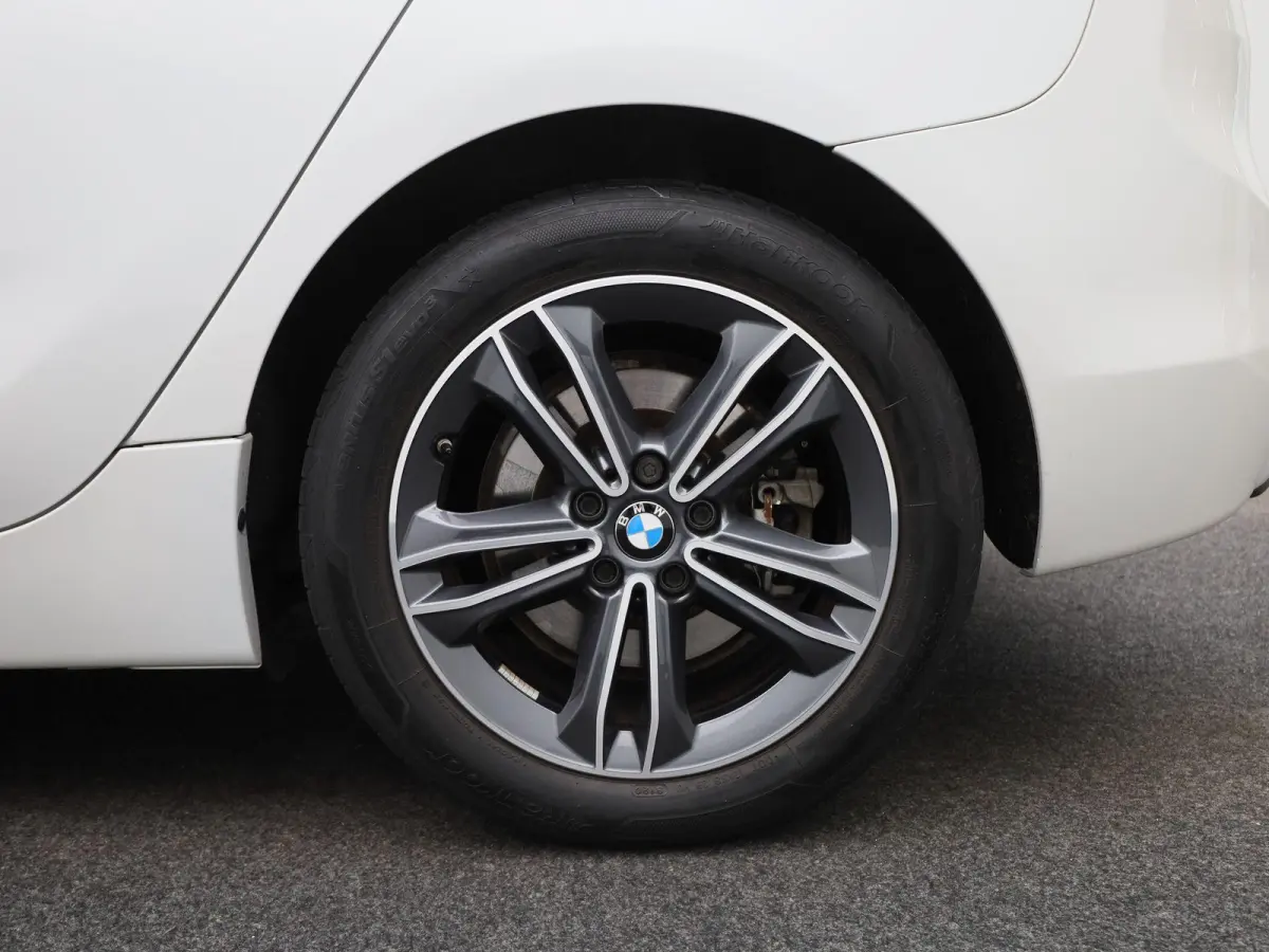 225xe iPerformance High Executive | PANORAMADAK | ELEKTRISCHE STOELEN | ACHTERUITRIJCAMERA | PARKEERSENSOREN | HEAD-UP DISPLAY | CRUISE CONTROL | ELEKTRISCHE ACHTERKLEP |