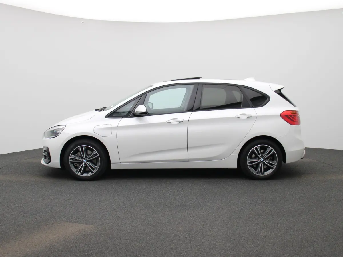 225xe iPerformance High Executive | PANORAMADAK | ELEKTRISCHE STOELEN | ACHTERUITRIJCAMERA | PARKEERSENSOREN | HEAD-UP DISPLAY | CRUISE CONTROL | ELEKTRISCHE ACHTERKLEP |