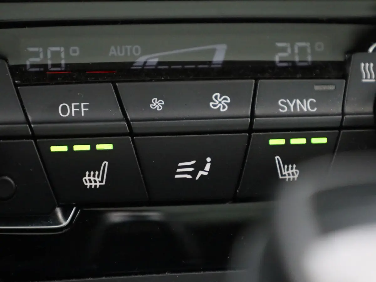 225xe iPerformance High Executive | PANORAMADAK | ELEKTRISCHE STOELEN | ACHTERUITRIJCAMERA | PARKEERSENSOREN | HEAD-UP DISPLAY | CRUISE CONTROL | ELEKTRISCHE ACHTERKLEP |