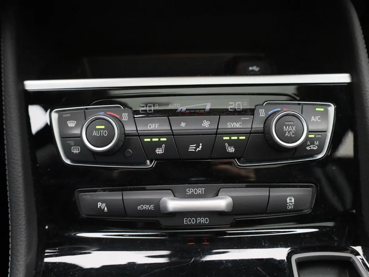 225xe iPerformance High Executive | PANORAMADAK | ELEKTRISCHE STOELEN | ACHTERUITRIJCAMERA | PARKEERSENSOREN | HEAD-UP DISPLAY | CRUISE CONTROL | ELEKTRISCHE ACHTERKLEP |