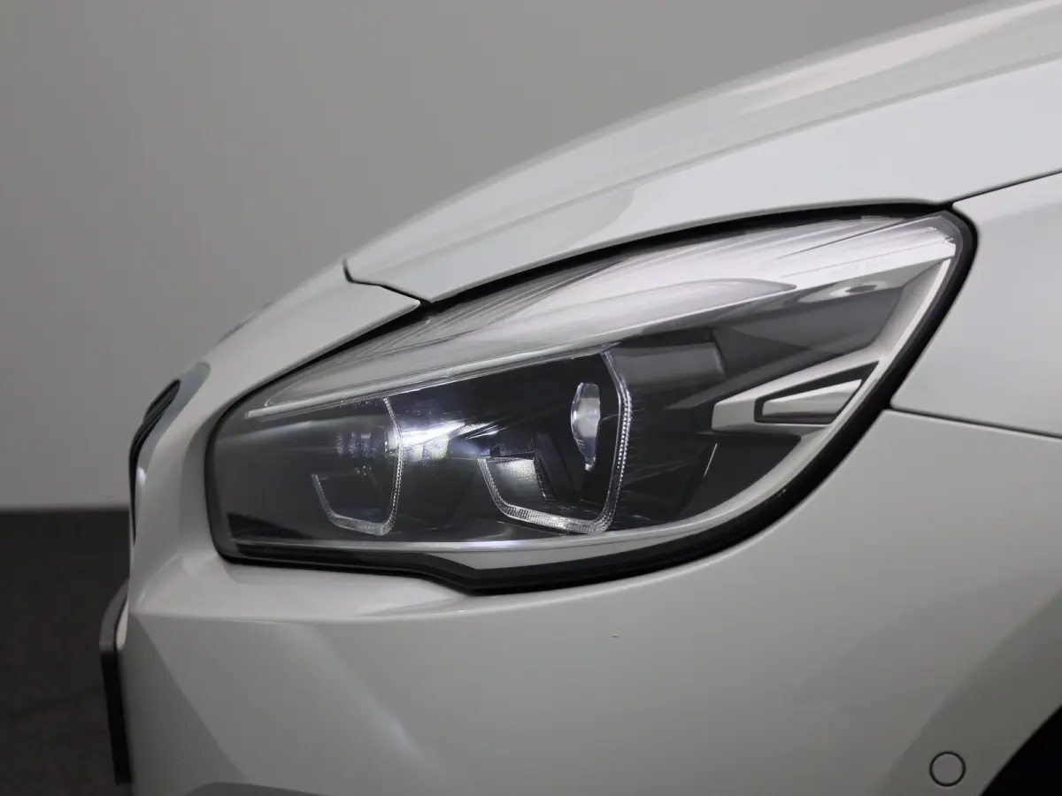 225xe iPerformance High Executive | PANORAMADAK | ELEKTRISCHE STOELEN | ACHTERUITRIJCAMERA | PARKEERSENSOREN | HEAD-UP DISPLAY | CRUISE CONTROL | ELEKTRISCHE ACHTERKLEP |