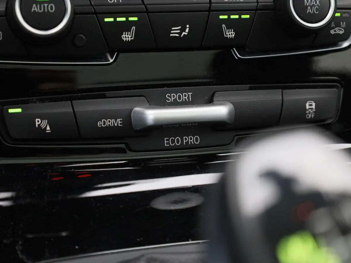 225xe iPerformance High Executive | PANORAMADAK | ELEKTRISCHE STOELEN | ACHTERUITRIJCAMERA | PARKEERSENSOREN | HEAD-UP DISPLAY | CRUISE CONTROL | ELEKTRISCHE ACHTERKLEP |