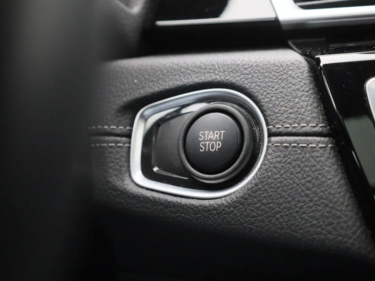 225xe iPerformance High Executive | PANORAMADAK | ELEKTRISCHE STOELEN | ACHTERUITRIJCAMERA | PARKEERSENSOREN | HEAD-UP DISPLAY | CRUISE CONTROL | ELEKTRISCHE ACHTERKLEP |
