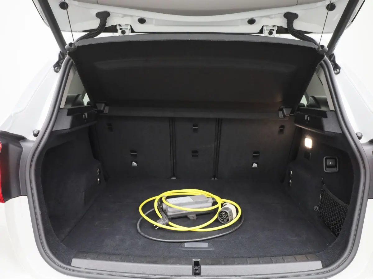 225xe iPerformance High Executive | PANORAMADAK | ELEKTRISCHE STOELEN | ACHTERUITRIJCAMERA | PARKEERSENSOREN | HEAD-UP DISPLAY | CRUISE CONTROL | ELEKTRISCHE ACHTERKLEP |