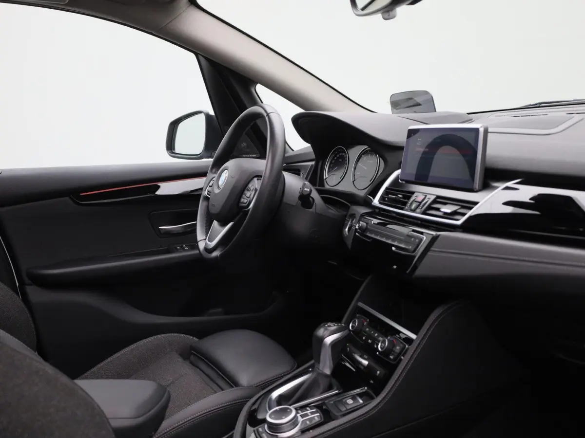 225xe iPerformance High Executive | PANORAMADAK | ELEKTRISCHE STOELEN | ACHTERUITRIJCAMERA | PARKEERSENSOREN | HEAD-UP DISPLAY | CRUISE CONTROL | ELEKTRISCHE ACHTERKLEP |