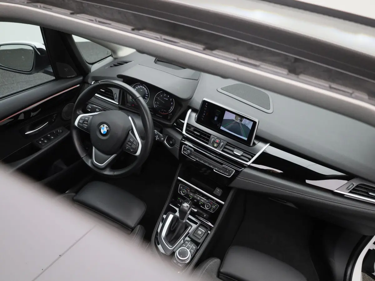 225xe iPerformance High Executive | PANORAMADAK | ELEKTRISCHE STOELEN | ACHTERUITRIJCAMERA | PARKEERSENSOREN | HEAD-UP DISPLAY | CRUISE CONTROL | ELEKTRISCHE ACHTERKLEP |