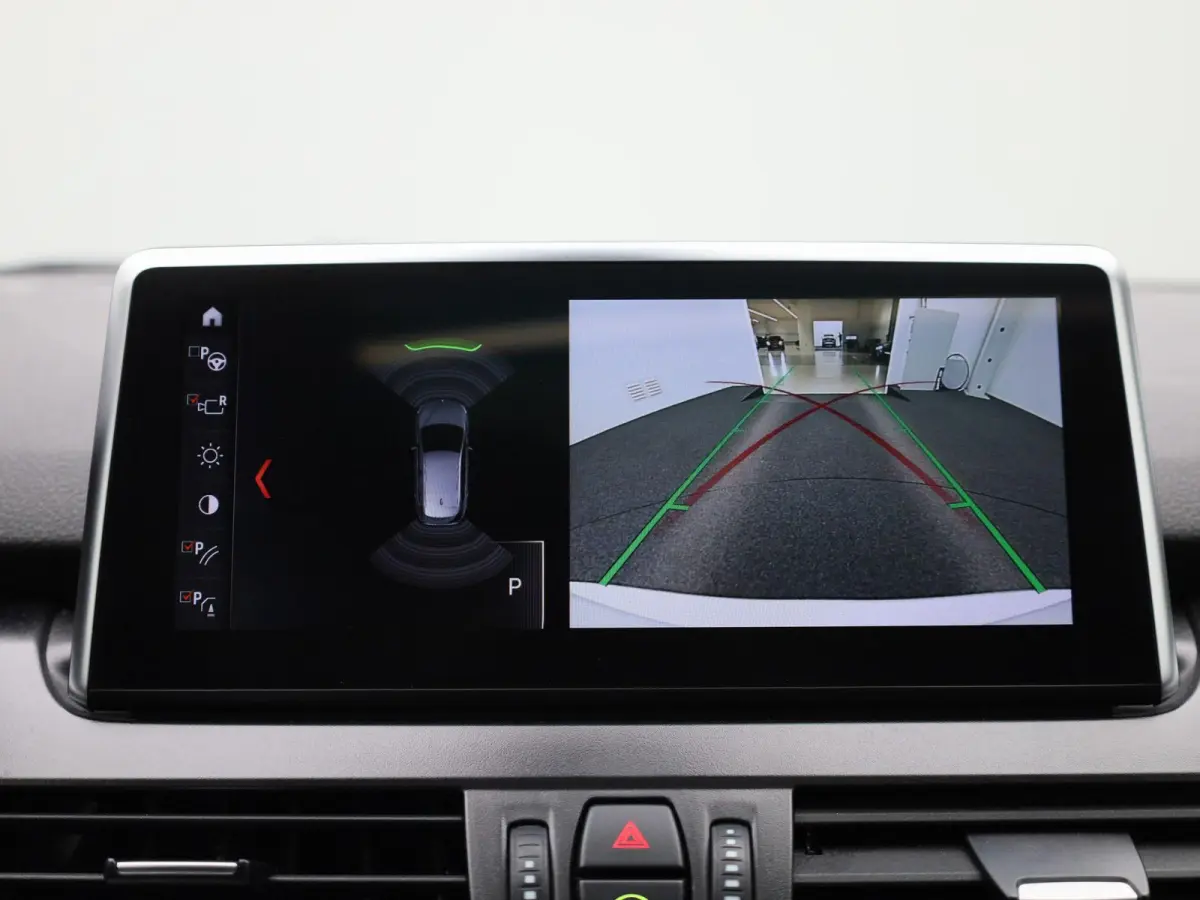 225xe iPerformance High Executive | PANORAMADAK | ELEKTRISCHE STOELEN | ACHTERUITRIJCAMERA | PARKEERSENSOREN | HEAD-UP DISPLAY | CRUISE CONTROL | ELEKTRISCHE ACHTERKLEP |