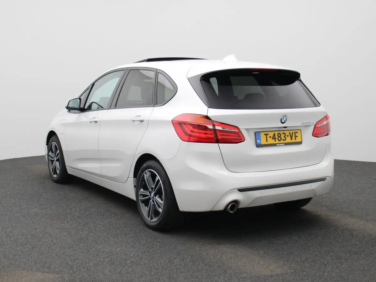 225xe iPerformance High Executive | PANORAMADAK | ELEKTRISCHE STOELEN | ACHTERUITRIJCAMERA | PARKEERSENSOREN | HEAD-UP DISPLAY | CRUISE CONTROL | ELEKTRISCHE ACHTERKLEP |