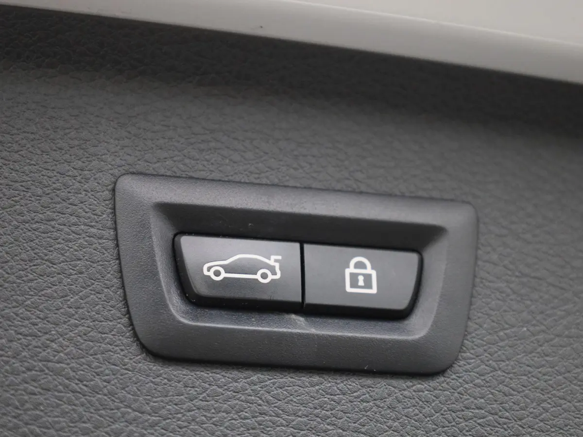 225xe iPerformance High Executive | PANORAMADAK | ELEKTRISCHE STOELEN | ACHTERUITRIJCAMERA | PARKEERSENSOREN | HEAD-UP DISPLAY | CRUISE CONTROL | ELEKTRISCHE ACHTERKLEP |