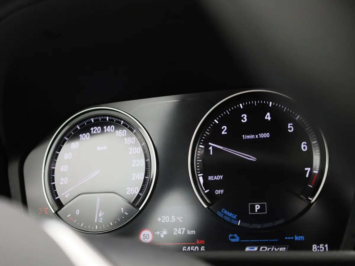 225xe iPerformance High Executive | PANORAMADAK | ELEKTRISCHE STOELEN | ACHTERUITRIJCAMERA | PARKEERSENSOREN | HEAD-UP DISPLAY | CRUISE CONTROL | ELEKTRISCHE ACHTERKLEP |