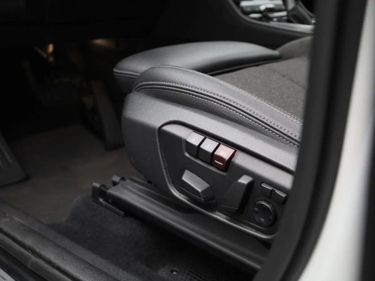 225xe iPerformance High Executive | PANORAMADAK | ELEKTRISCHE STOELEN | ACHTERUITRIJCAMERA | PARKEERSENSOREN | HEAD-UP DISPLAY | CRUISE CONTROL | ELEKTRISCHE ACHTERKLEP |