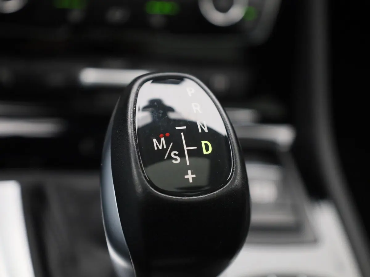 225xe iPerformance High Executive | PANORAMADAK | ELEKTRISCHE STOELEN | ACHTERUITRIJCAMERA | PARKEERSENSOREN | HEAD-UP DISPLAY | CRUISE CONTROL | ELEKTRISCHE ACHTERKLEP |