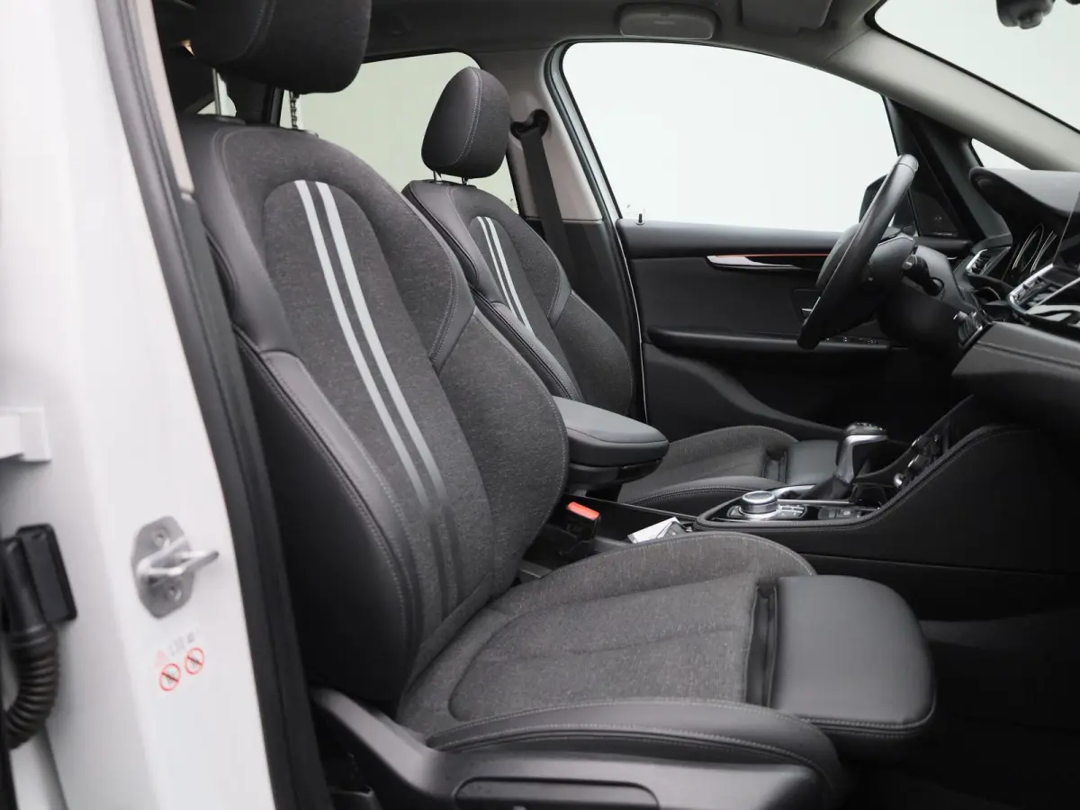 225xe iPerformance High Executive | PANORAMADAK | ELEKTRISCHE STOELEN | ACHTERUITRIJCAMERA | PARKEERSENSOREN | HEAD-UP DISPLAY | CRUISE CONTROL | ELEKTRISCHE ACHTERKLEP |