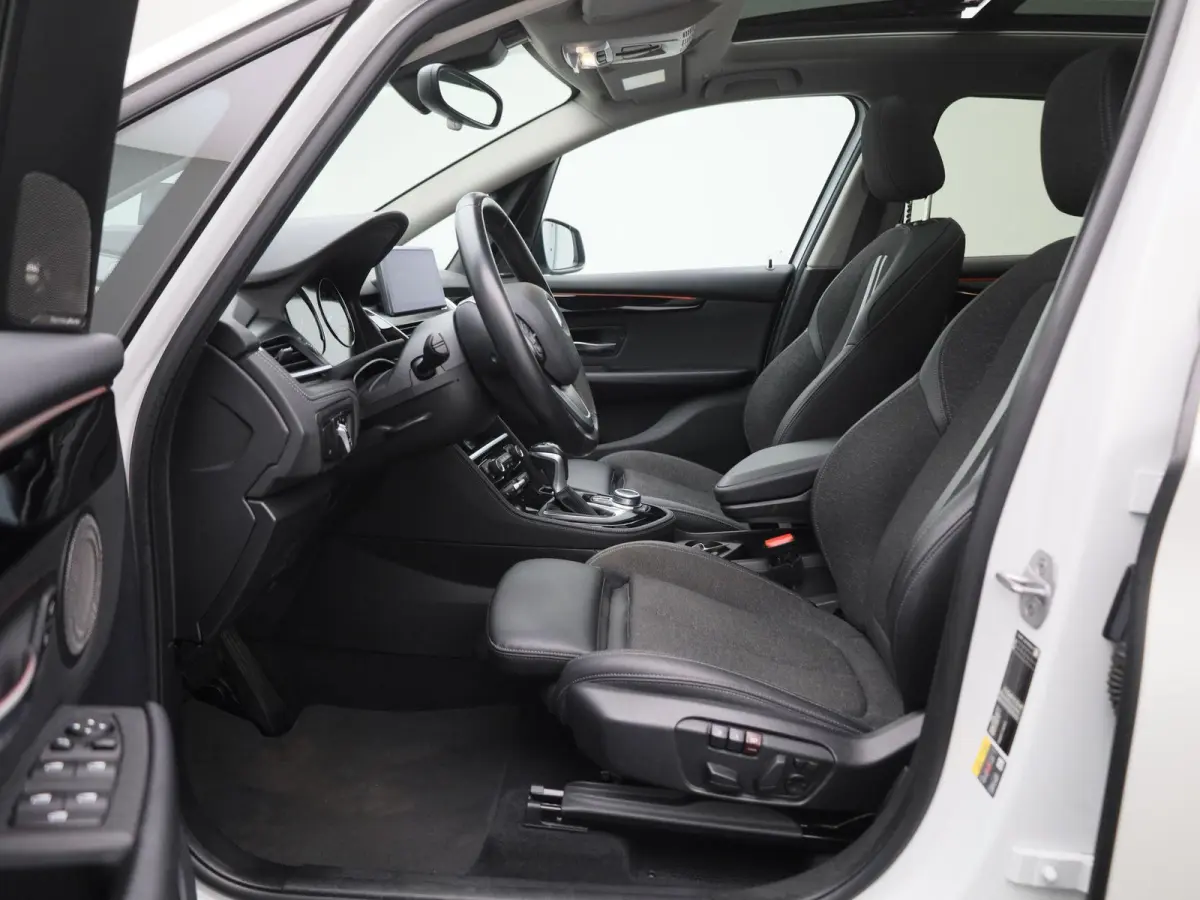 225xe iPerformance High Executive | PANORAMADAK | ELEKTRISCHE STOELEN | ACHTERUITRIJCAMERA | PARKEERSENSOREN | HEAD-UP DISPLAY | CRUISE CONTROL | ELEKTRISCHE ACHTERKLEP |
