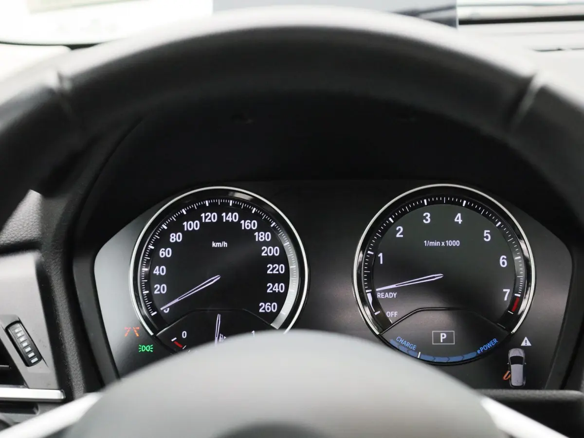 225xe iPerformance High Executive | PANORAMADAK | ELEKTRISCHE STOELEN | ACHTERUITRIJCAMERA | PARKEERSENSOREN | HEAD-UP DISPLAY | CRUISE CONTROL | ELEKTRISCHE ACHTERKLEP |