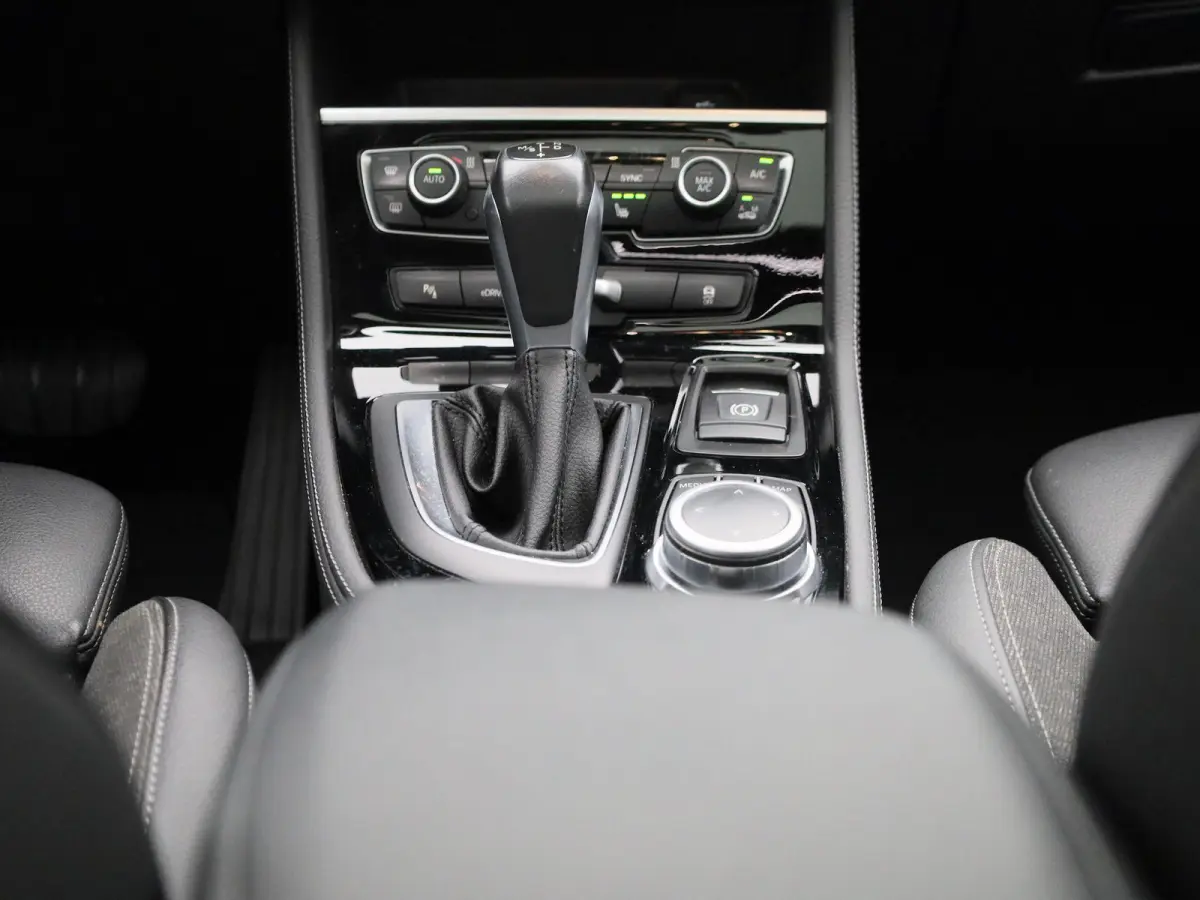 225xe iPerformance High Executive | PANORAMADAK | ELEKTRISCHE STOELEN | ACHTERUITRIJCAMERA | PARKEERSENSOREN | HEAD-UP DISPLAY | CRUISE CONTROL | ELEKTRISCHE ACHTERKLEP |
