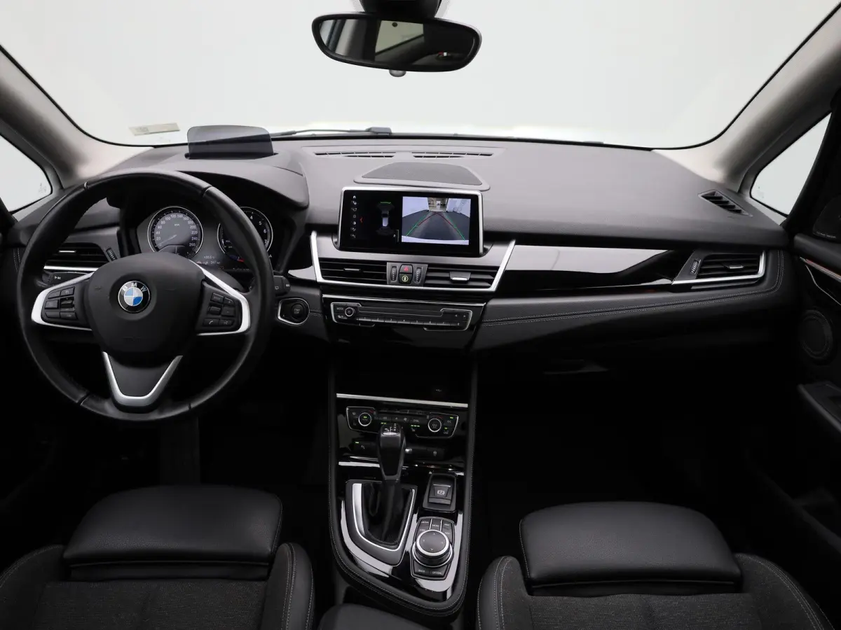 225xe iPerformance High Executive | PANORAMADAK | ELEKTRISCHE STOELEN | ACHTERUITRIJCAMERA | PARKEERSENSOREN | HEAD-UP DISPLAY | CRUISE CONTROL | ELEKTRISCHE ACHTERKLEP |
