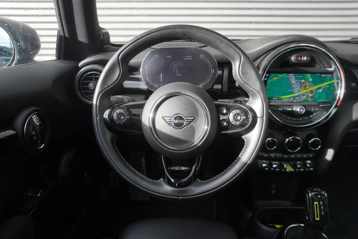3-deurs | Trim XL | 17" LM Cosmos Spoke zwart | Glazen panoramadak | Harman Kardon HiFi Sound system | MINI Head-Up Display