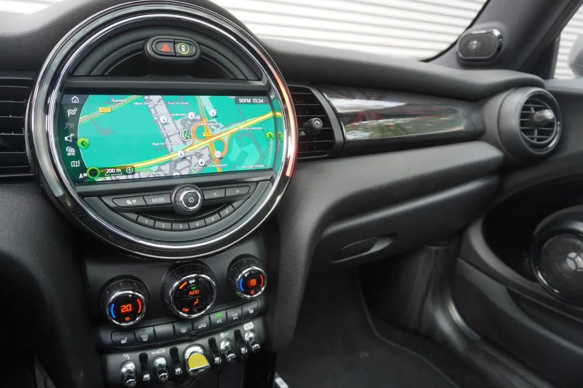 3-deurs | Trim XL | 17" LM Cosmos Spoke zwart | Glazen panoramadak | Harman Kardon HiFi Sound system | MINI Head-Up Display