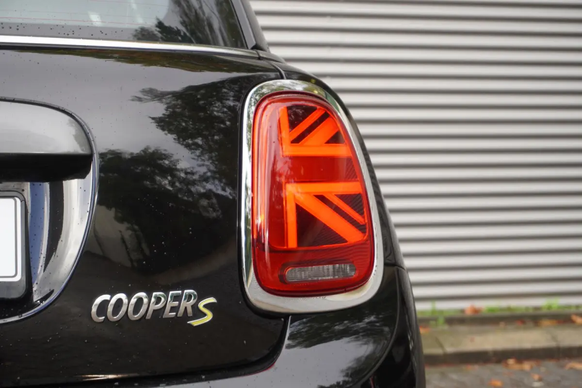3-deurs | Trim XL | 17" LM Cosmos Spoke zwart | Glazen panoramadak | Harman Kardon HiFi Sound system | MINI Head-Up Display