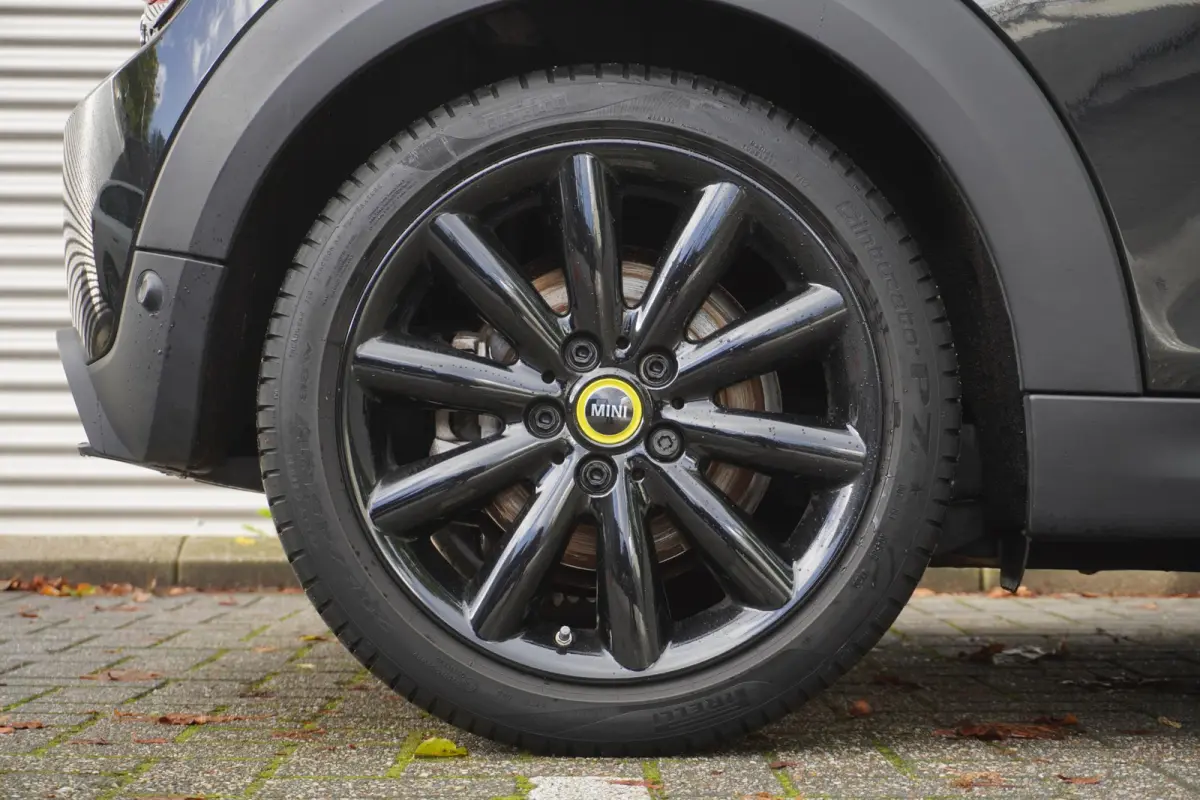 3-deurs | Trim XL | 17" LM Cosmos Spoke zwart | Glazen panoramadak | Harman Kardon HiFi Sound system | MINI Head-Up Display