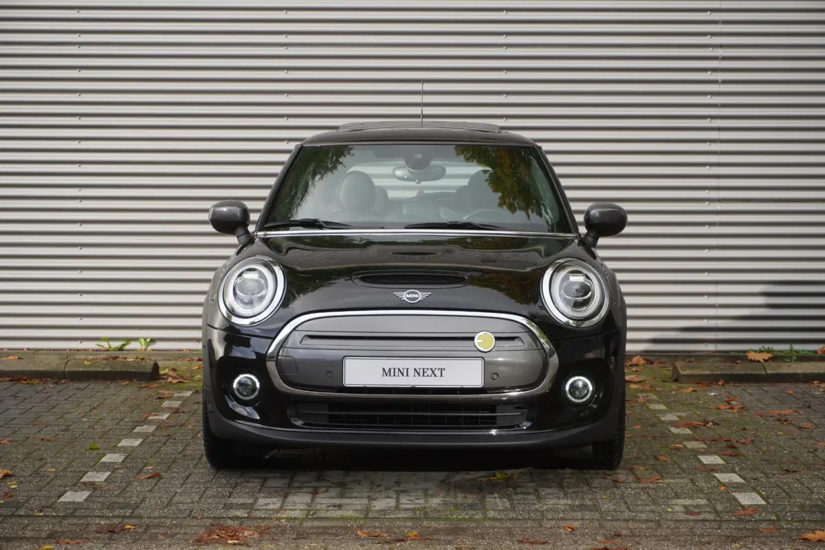 3-deurs | Trim XL | 17" LM Cosmos Spoke zwart | Glazen panoramadak | Harman Kardon HiFi Sound system | MINI Head-Up Display