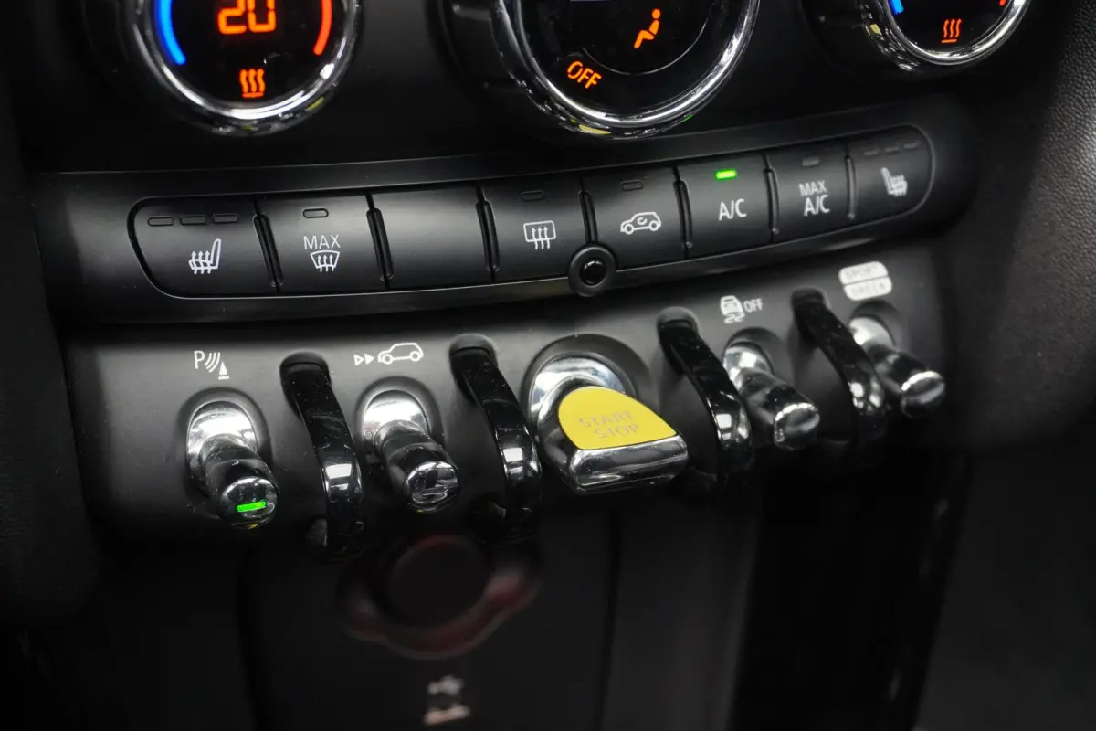 3-deurs | Trim XL | 17" LM Cosmos Spoke zwart | Glazen panoramadak | Harman Kardon HiFi Sound system | MINI Head-Up Display