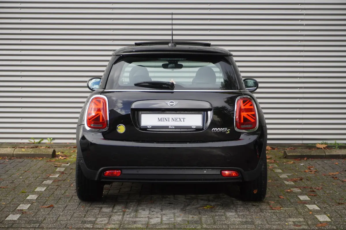 3-deurs | Trim XL | 17" LM Cosmos Spoke zwart | Glazen panoramadak | Harman Kardon HiFi Sound system | MINI Head-Up Display