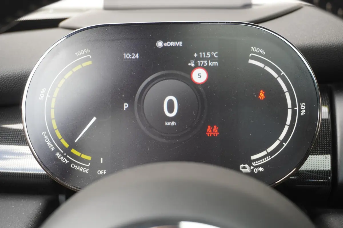 3-deurs | Trim XL | 17" LM Cosmos Spoke zwart | Glazen panoramadak | Harman Kardon HiFi Sound system | MINI Head-Up Display