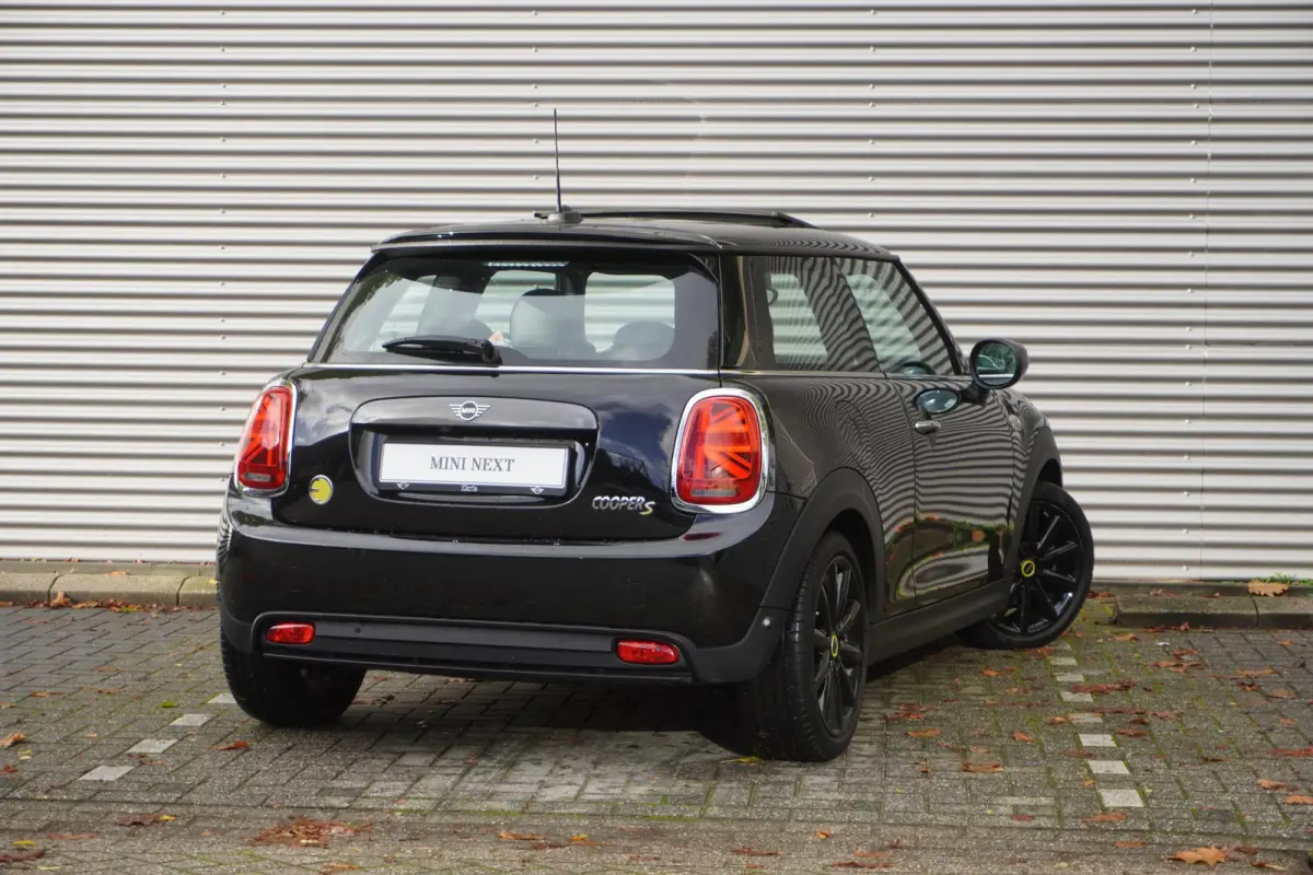 3-deurs | Trim XL | 17" LM Cosmos Spoke zwart | Glazen panoramadak | Harman Kardon HiFi Sound system | MINI Head-Up Display