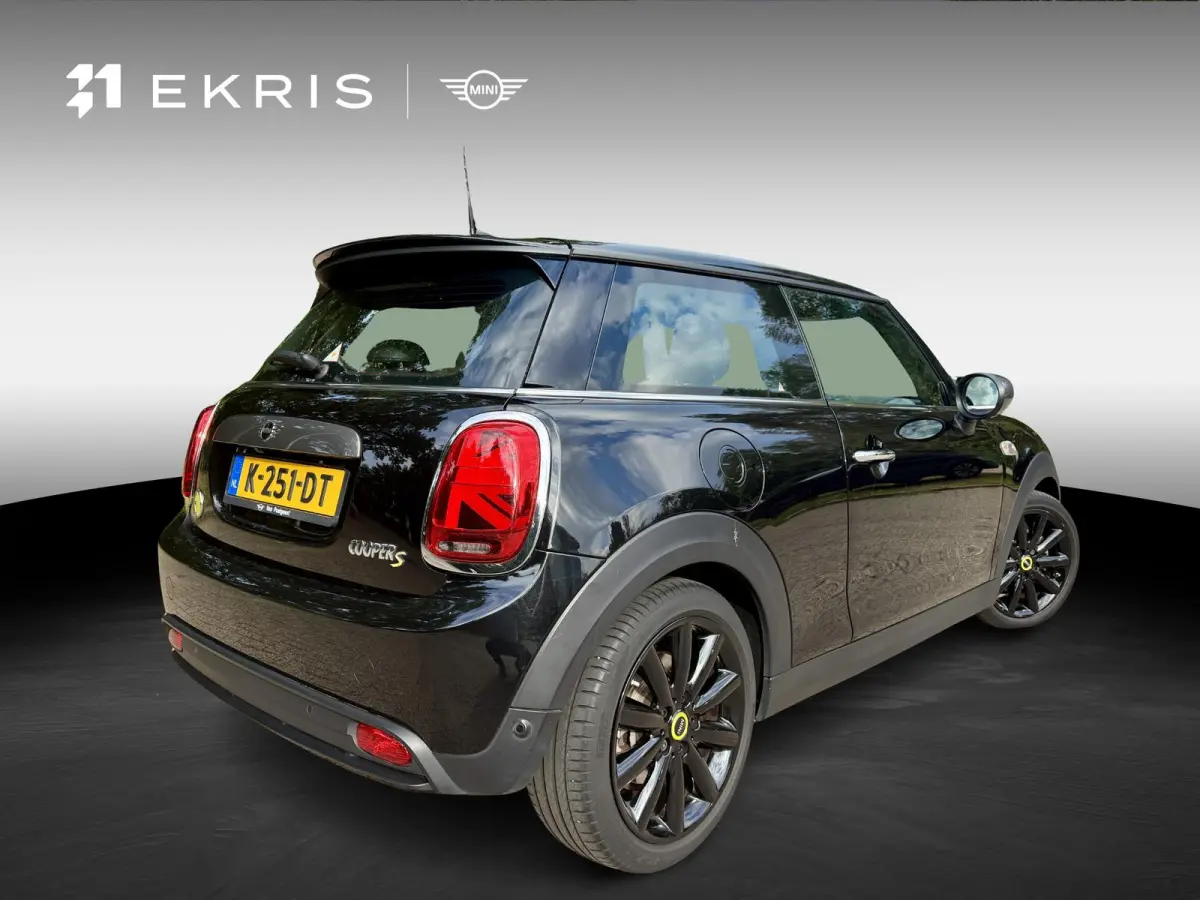 3-deurs | Trim XL | 17" LM Cosmos Spoke zwart | Glazen panoramadak | Harman Kardon HiFi Sound system | MINI Head-Up Display