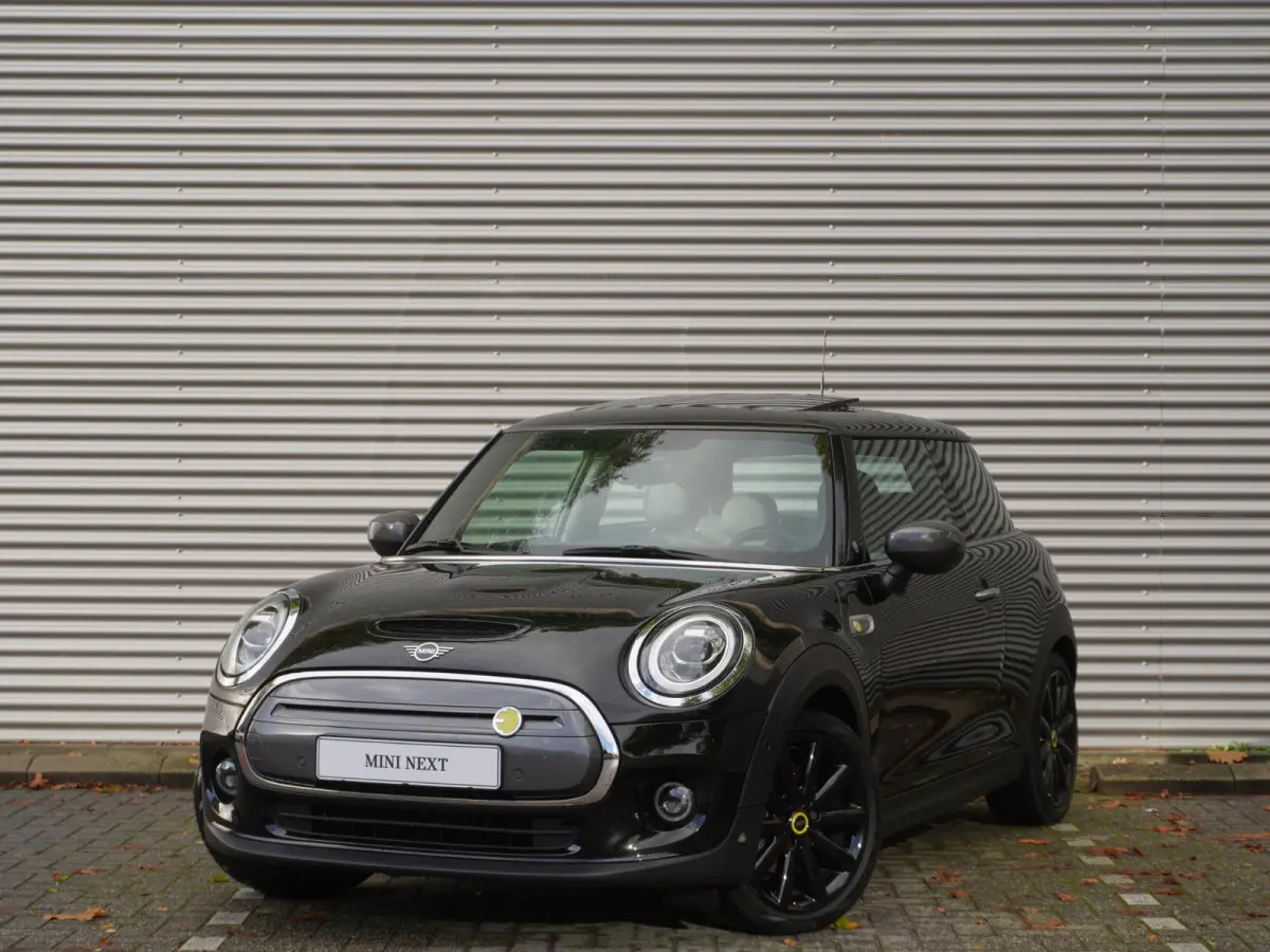 3-deurs | Trim XL | 17" LM Cosmos Spoke zwart | Glazen panoramadak | Harman Kardon HiFi Sound system | MINI Head-Up Display
