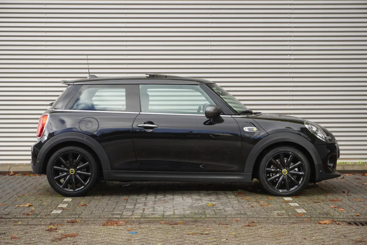 3-deurs | Trim XL | 17" LM Cosmos Spoke zwart | Glazen panoramadak | Harman Kardon HiFi Sound system | MINI Head-Up Display