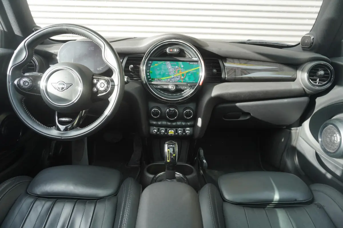 3-deurs | Trim XL | 17" LM Cosmos Spoke zwart | Glazen panoramadak | Harman Kardon HiFi Sound system | MINI Head-Up Display