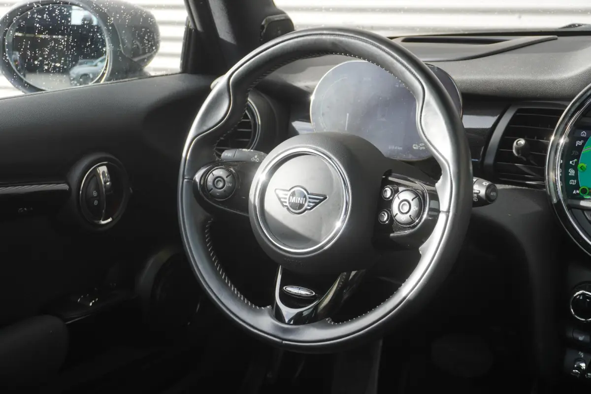 3-deurs | Trim XL | 17" LM Cosmos Spoke zwart | Glazen panoramadak | Harman Kardon HiFi Sound system | MINI Head-Up Display