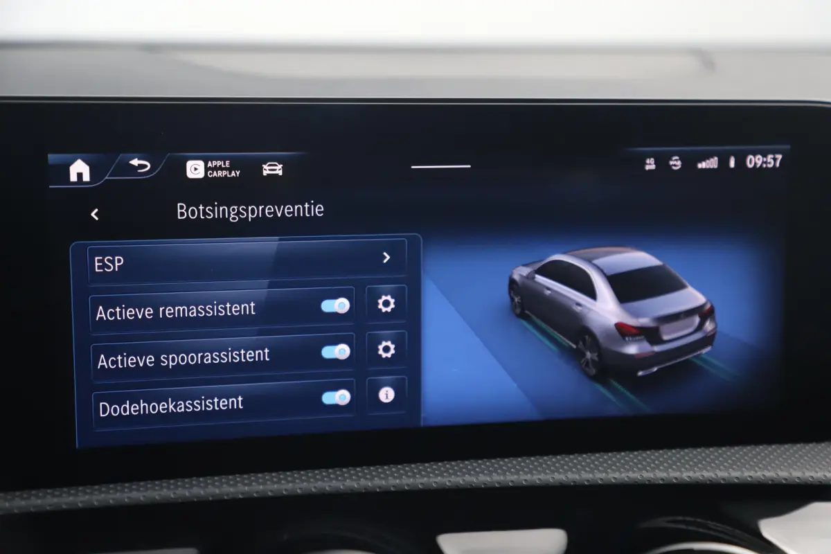 180 AMG Line Night Pakket Automaat Panoramadak 19 inch Keyless Sfeerverlichting Burmester Carplay Navigatie Camera Half Leder Stoelverwarming NAP! Dealer onderhouden!