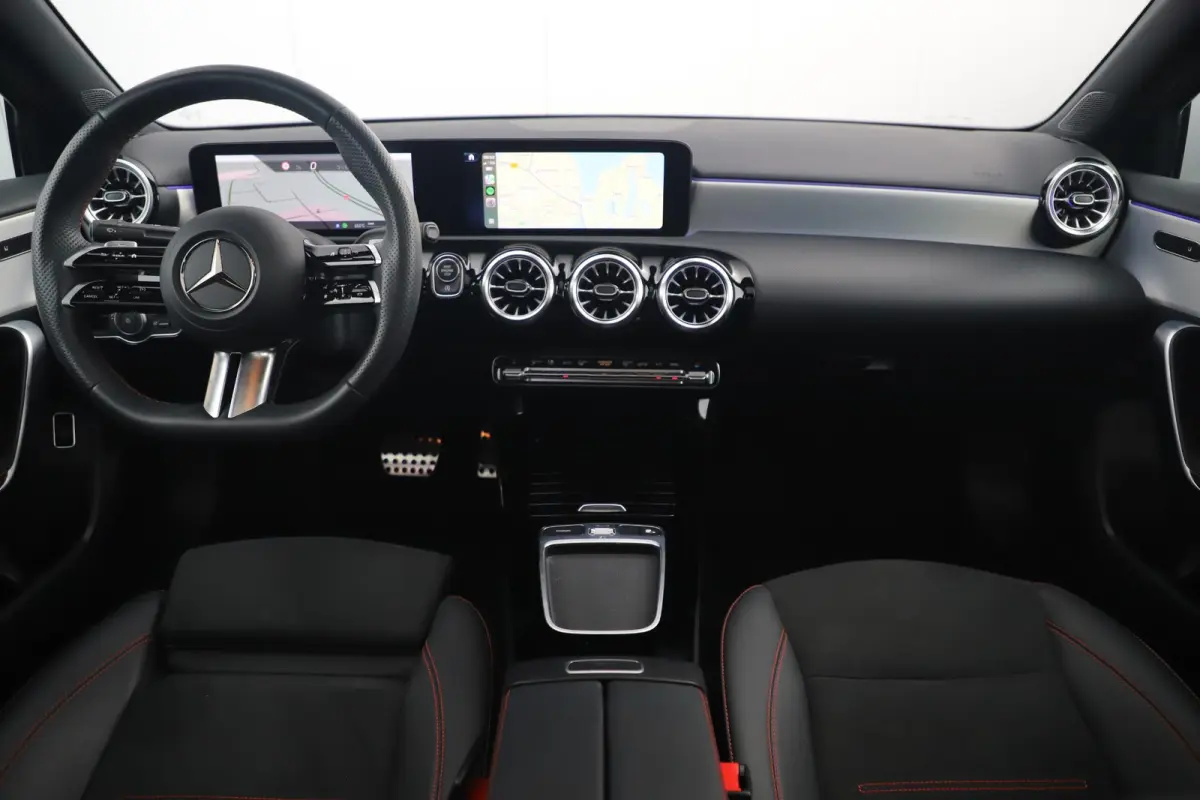 180 AMG Line Night Pakket Automaat Panoramadak 19 inch Keyless Sfeerverlichting Burmester Carplay Navigatie Camera Half Leder Stoelverwarming NAP! Dealer onderhouden!