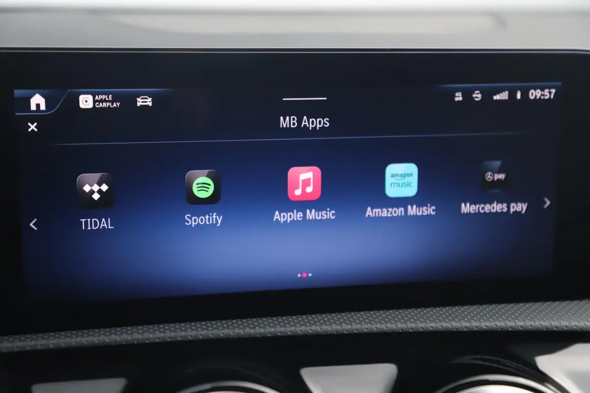 180 AMG Line Night Pakket Automaat Panoramadak 19 inch Keyless Sfeerverlichting Burmester Carplay Navigatie Camera Half Leder Stoelverwarming NAP! Dealer onderhouden!