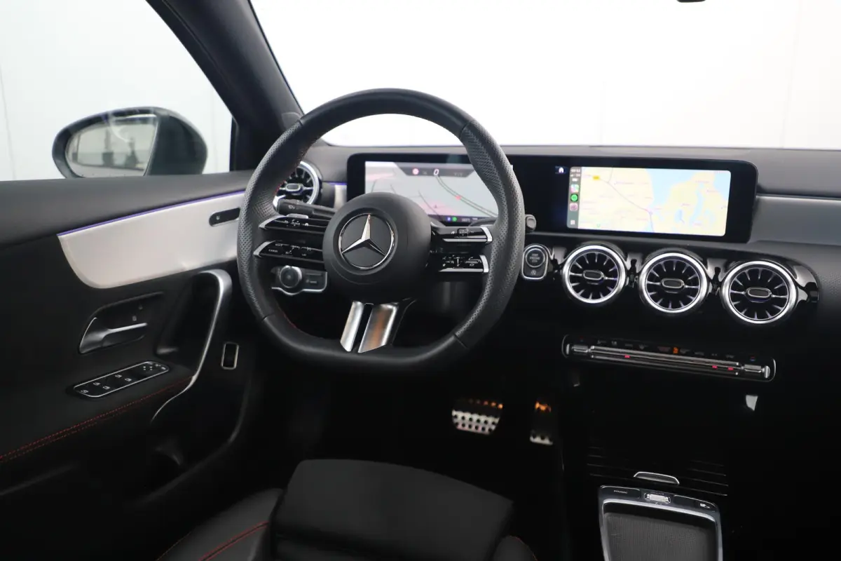 180 AMG Line Night Pakket Automaat Panoramadak 19 inch Keyless Sfeerverlichting Burmester Carplay Navigatie Camera Half Leder Stoelverwarming NAP! Dealer onderhouden!